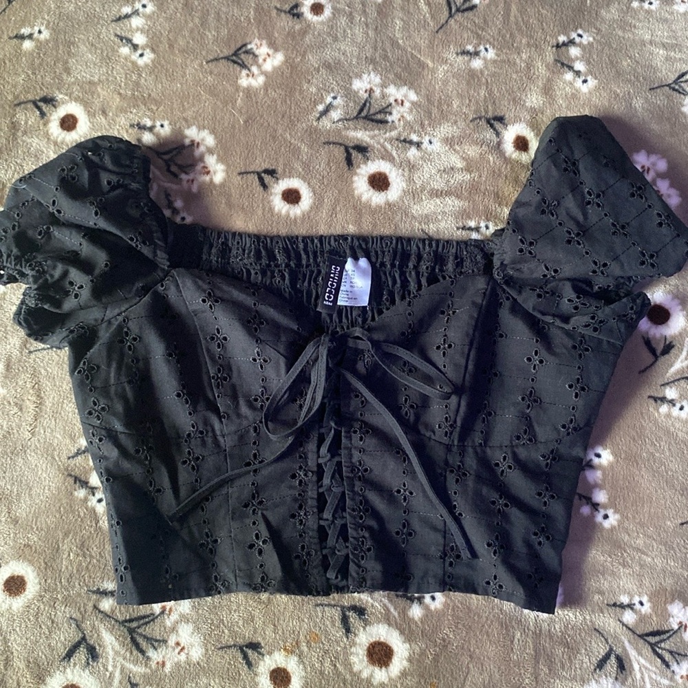 Black crop/tie up in front/puffy shoulders.Only worn once, Super cute and comfy!